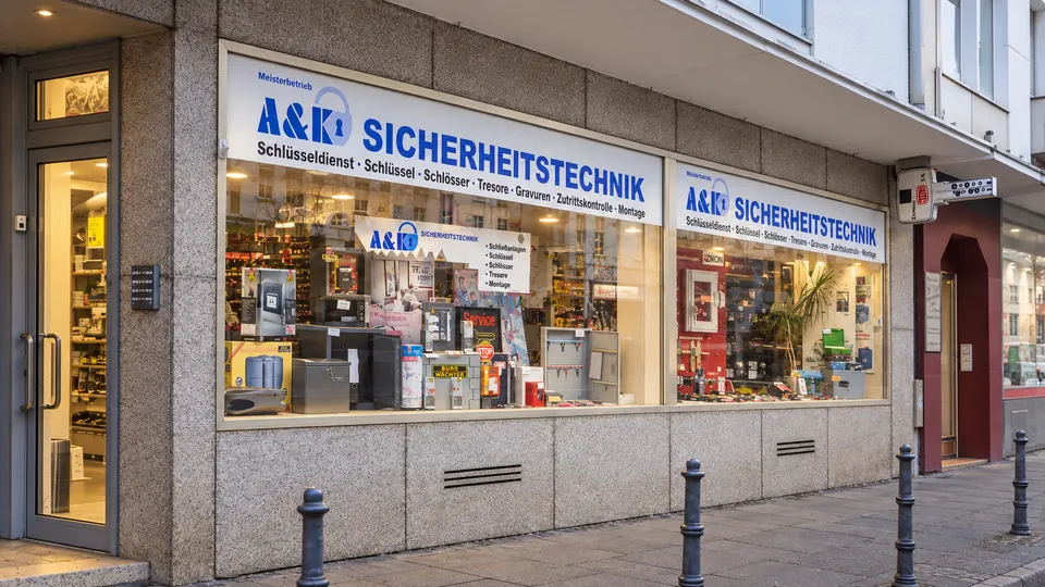Geschäftsfront mit A&K-Beschilderung bei Tageslicht
